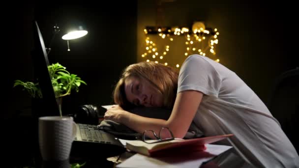Mulher cansada dorme no travesseiro no local de trabalho — Vídeo de Stock