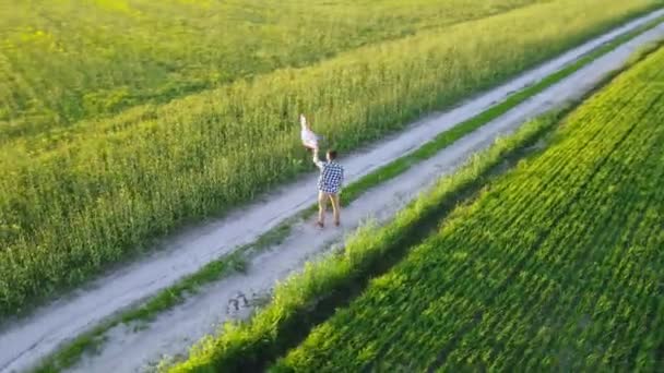 L'homme tient le drapeau américain agitant — Video