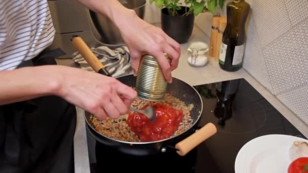 Vrouw koken saus bolognese in keuken — Stockvideo