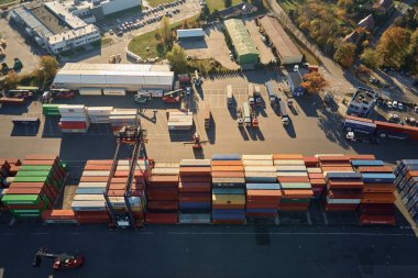 Konteynır deposu, hava manzaralı. Nakliye ve lojistik konsept
