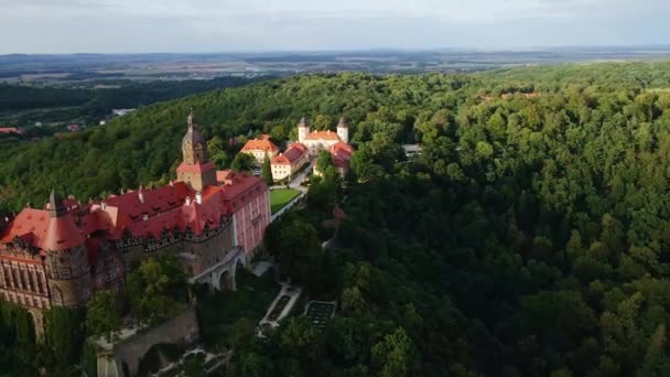 Κάστρο Ksiaz κοντά Walbzych την καλοκαιρινή ημέρα, εναέρια θέα. Διάσημο τουριστικό μέρος — Αρχείο Βίντεο