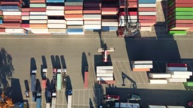 Konteynır deposu, hava manzaralı. Nakliye ve lojistik konsept