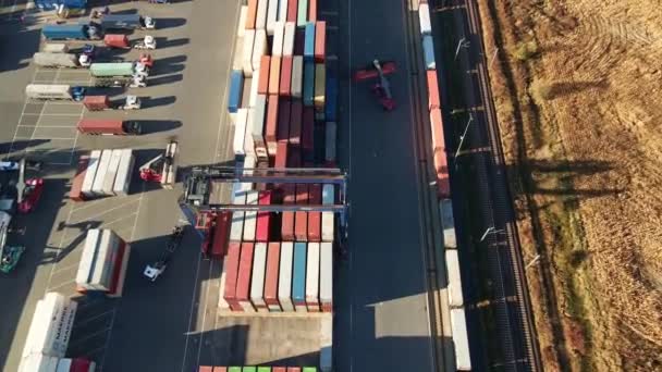 Containers magazijn, vanuit de lucht gezien. Scheepvaart en logistiek concept — Stockvideo