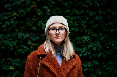 Doğal arka planda ceketli bir kadın.