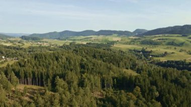 Dağlar, yeşil alanlar, hava manzarası. Güzel manzaranın manzarası