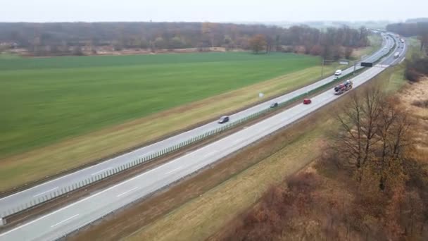 Bilar rör sig på motorvägen, flygvy — Stockvideo