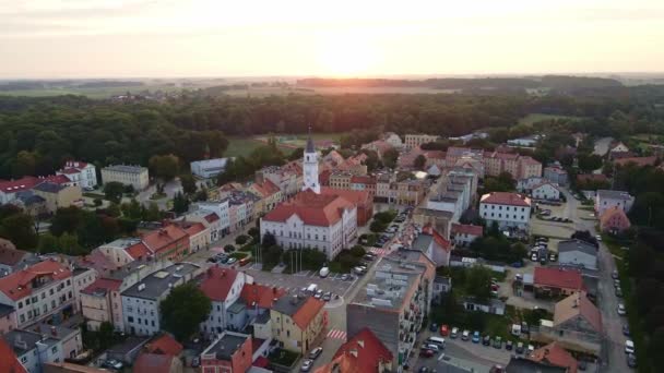 Krajobraz małego europejskiego miasteczka, widok z lotu ptaka — Wideo stockowe
