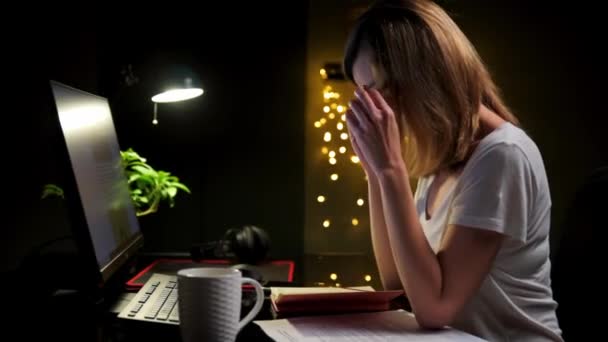 Femme fatiguée travaille tard au travail à la maison — Video