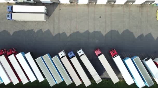 Парковка с видом сверху с припаркованными грузовиками Лицензионные Стоковые Видеоролики