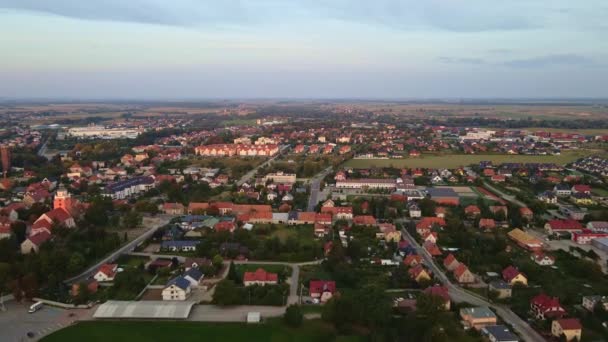 Cityscape της μικρής ευρωπαϊκής πόλης, εναέρια άποψη — Αρχείο Βίντεο