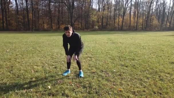 Sport ember csinál egy bemelegítő gyakorlatok kocogás előtt — Stock videók