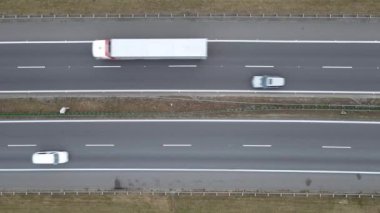 Otoyolda giden arabalar, hava manzarası