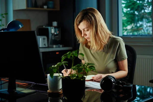 Adam geç saatlere kadar çalışıyor.