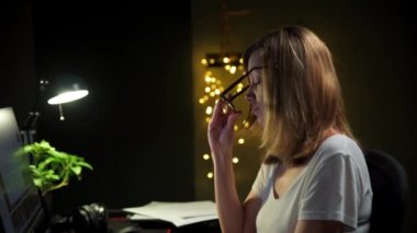 Yorgun kadın iş yerinde geç saatlere kadar çalışıyor.