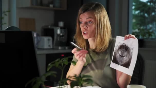 Mujer haciendo consulta en línea con un médico — Vídeo de stock