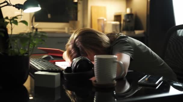 Une femme dort sur le lieu de travail. travailler tard — Video