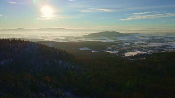 Berg täckt snöig skog, flygutsikt — Stockvideo