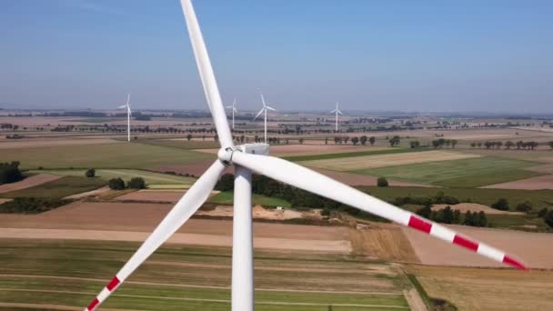 Windkraftanlage auf dem Feld an Sommertagen. Rotierender Windgenerator — Stockvideo