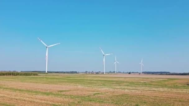 Windmolen turbine in het veld op zomerdag. Roterende windgenerator — Stockvideo