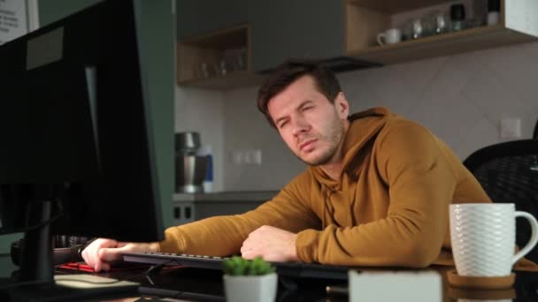 Szabadúszó férfi otthon alszik a munkahelyen számítógéppel — Stock videók