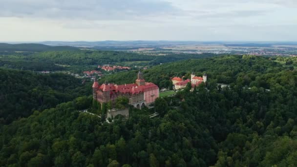Ксязский замок под Вальбзычем в летний день, вид с воздуха. Известное туристическое место — стоковое видео