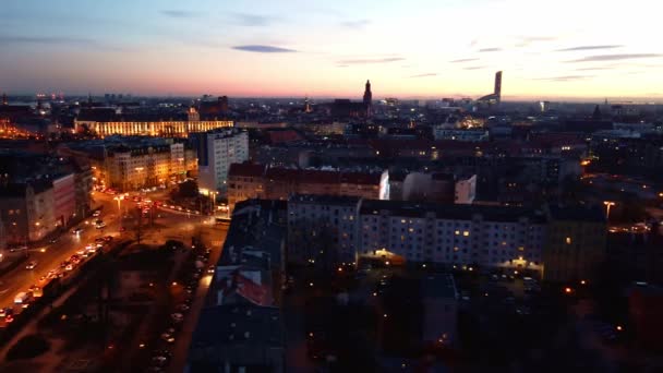 Ciudad de Wroclaw por la noche, vista aérea — Vídeos de Stock
