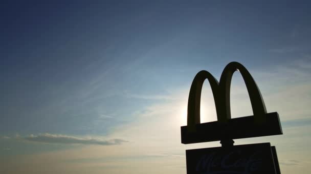 McDonalds restaurant logo, luchtfoto — Stockvideo