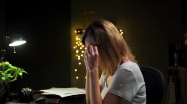 Yorgun kadın iş yerinde geç saatlere kadar çalışıyor.