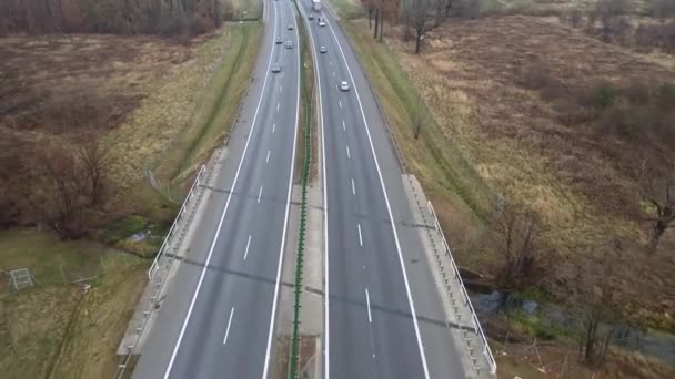 Auta jedoucí po dálnici, letecký pohled — Stock video