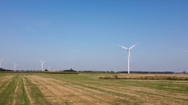 Εναλλακτική Έννοια Των Ανανεώσιμων Πηγών Ενέργειας Ανεμογεννήτριες Στο Πεδίο Αεροφωτογραφία — Αρχείο Βίντεο