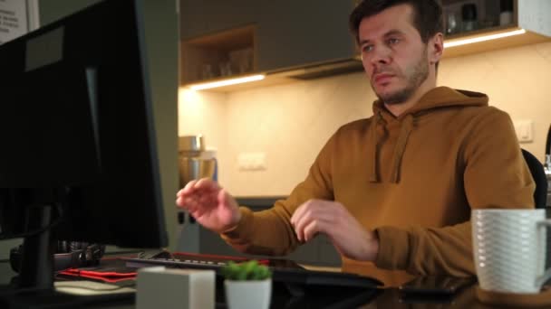 Чоловік Працює Пізно Домашньому Робочому Місці Друкуючи Комп Ютерній Клавіатурі — стокове відео