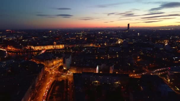 Ciudad de Wroclaw por la noche, vista aérea — Vídeos de Stock