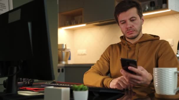 Man working at home office and use smartphone — Vídeo de Stock