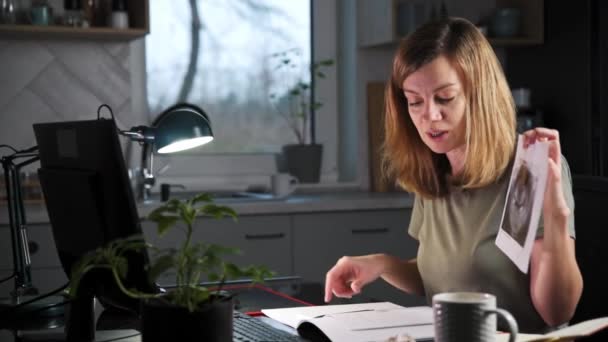 Mujer haciendo consulta en línea con un médico — Vídeo de stock