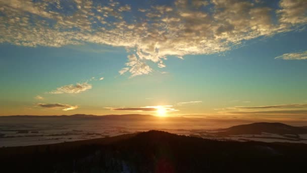 Ηλιοβασίλεμα πάνω από βουνά καλυμμένο με δάσος — Αρχείο Βίντεο