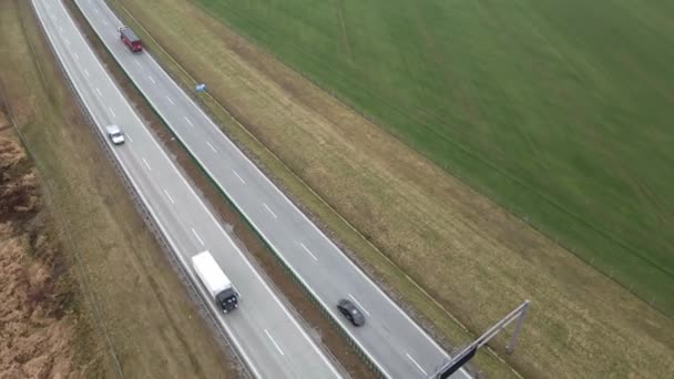 Bilar rör sig på motorvägen, flygvy — Stockvideo