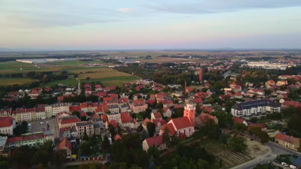 Cityscape της μικρής ευρωπαϊκής πόλης, εναέρια άποψη — Αρχείο Βίντεο