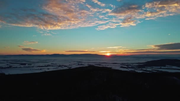 Zonsondergang boven bergen bedekt met bos — Stockvideo