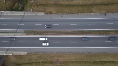 Otoyolda giden arabalar, hava manzarası
