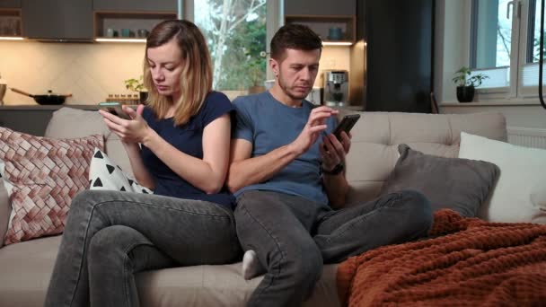 家族カップルはソファでスマートフォンを使う — ストック動画