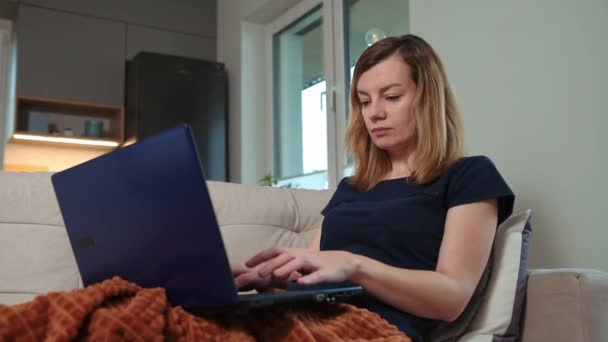 Mulher deitada no sofá e usar laptop — Vídeo de Stock