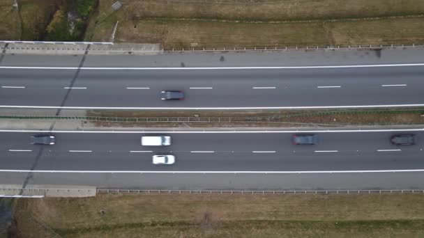 Autos bewegen sich auf der Autobahn, Luftaufnahme — Stockvideo