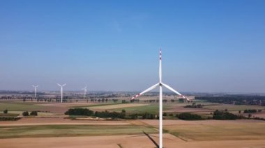 Yenilenebilir enerji, sahada yel değirmeni türbini
