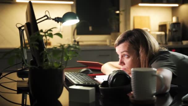 Femme fatiguée travaille à distance à l'ordinateur — Video