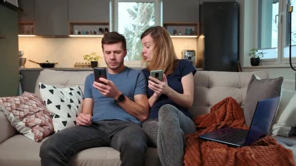 Ζευγάρι που χρησιμοποιεί smartphone στο σαλόνι — Αρχείο Βίντεο