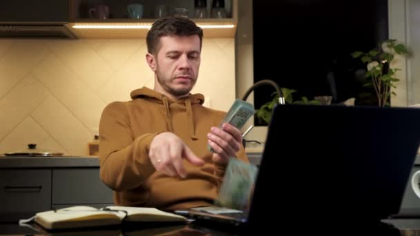 Hombre contar usd dólares en el lugar de trabajo — Vídeo de stock