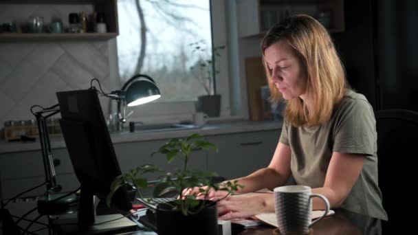 Η κουρασμένη γυναίκα δουλεύει εξ αποστάσεως στον υπολογιστή. — Αρχείο Βίντεο