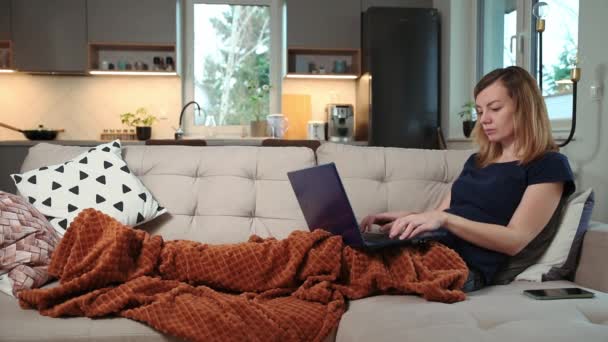 Woman lying on sofa and use laptop — Stock videók