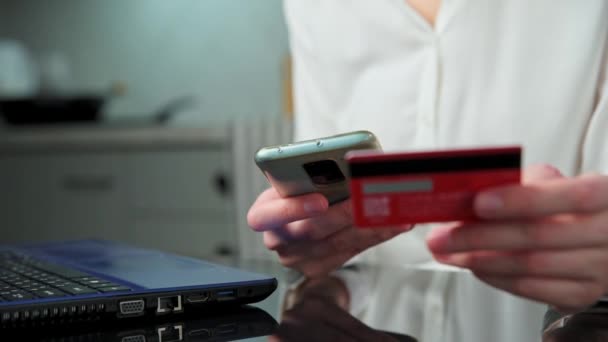 Woman hold credit card and use smartphone — Stock Video