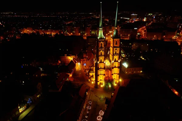 Cityscape da noite Panorama de Wroclaw na Polônia, vista aérea — Fotografia de Stock